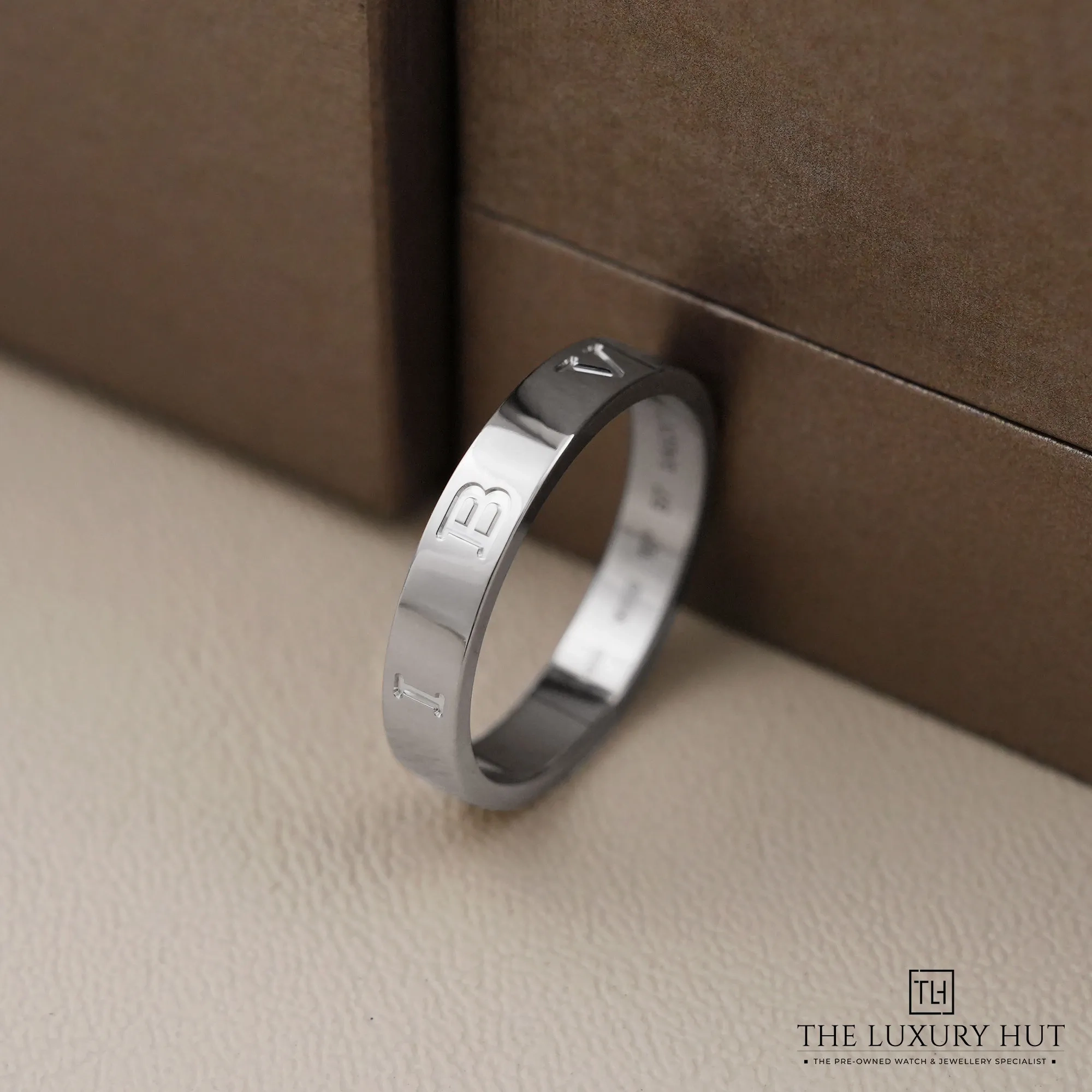 2026/09/2af7dcf7-7215-476f-ba83-7087455b820cBvlgari_B.zero1_âEssentialâ_18ct_White_Gold_Band_Ring_LB1022-d.jpg.webp