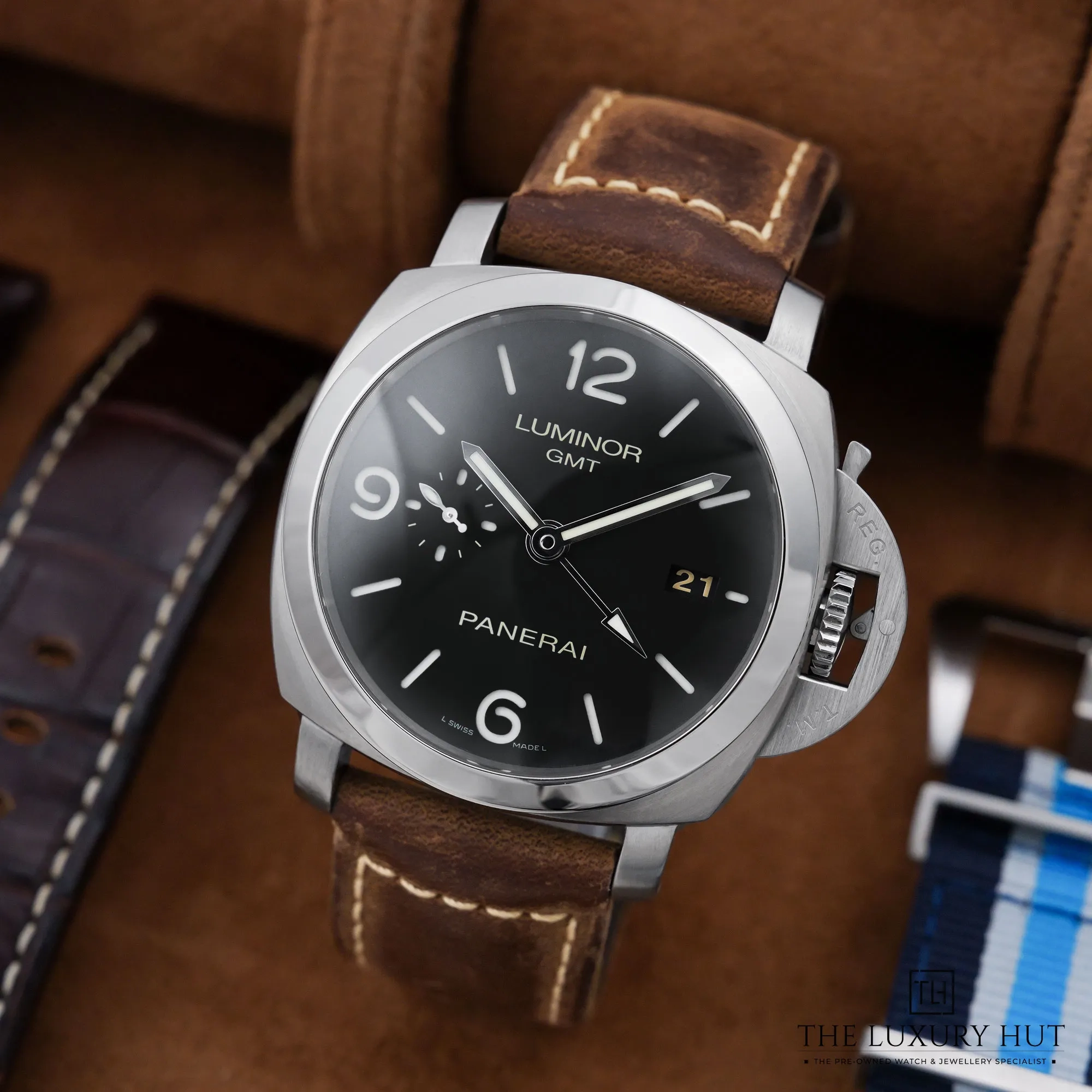 2026/09/44520fa1-7582-4d0a-9599-7197847ec25cPanerai_Luminor_GMT_Steel_44mm_Black_Dial_53375-b.jpg.webp
