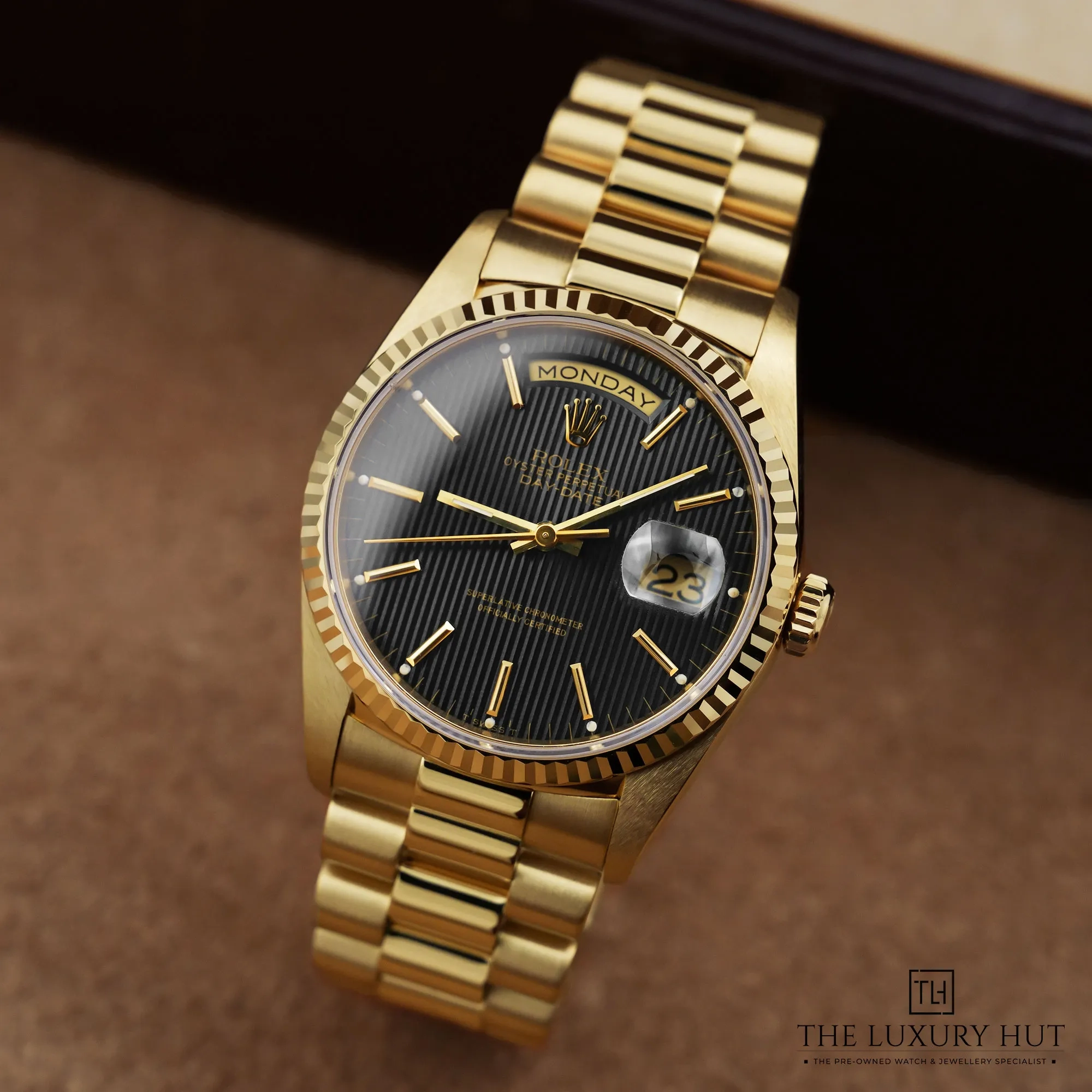2026/09/74bc443e-161a-4f78-b548-6416094317e7Rolex_Day-Date_36_Yellow_Gold_Black_Tapestry_LB1021-b.jpg.webp