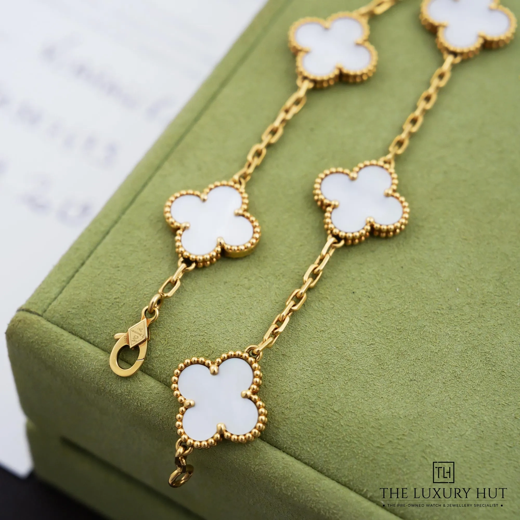 2026/09/9c73a73e-8e45-464a-95a0-e9b0d054302bVan_Cleef_&_Arpels_Mother-Of-Pearl_Motifs_Bracelet_53406-d.jpg.webp
