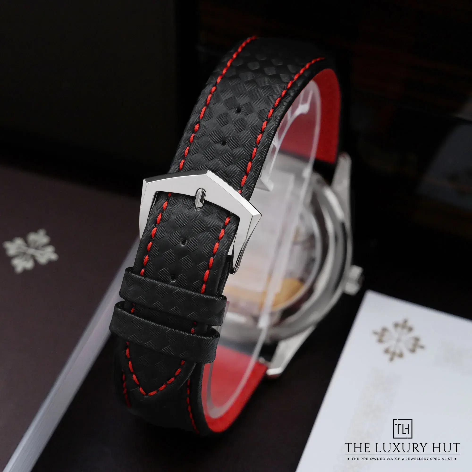 2026/09/da908ae6-7269-4122-a4a5-fc276d343fc9Patek_Philippe_Calatrava_Black_Carbon_Motif_53449-e.jpg.webp