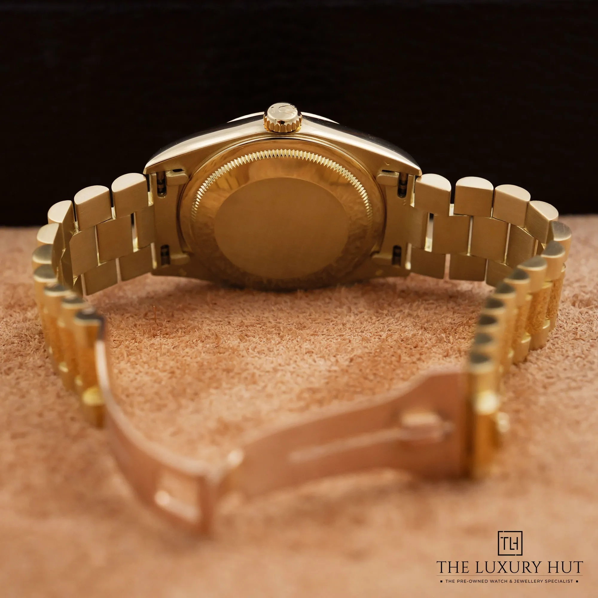 2026/09/e048fa11-343f-49c7-92a3-71485bbca35aRolex_Day-Date_36_Yellow_Gold_Black_Tapestry_LB1021-d.jpg.webp
