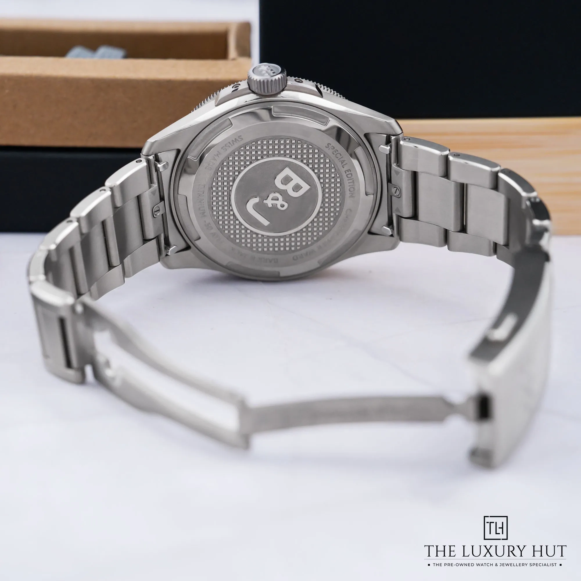 2026/09/f9bb6080-8d7d-4932-8a2e-9e0c3b83fd5cChrisopher_Ward_Titanium_Matte_Black_53469-d.jpg.webp