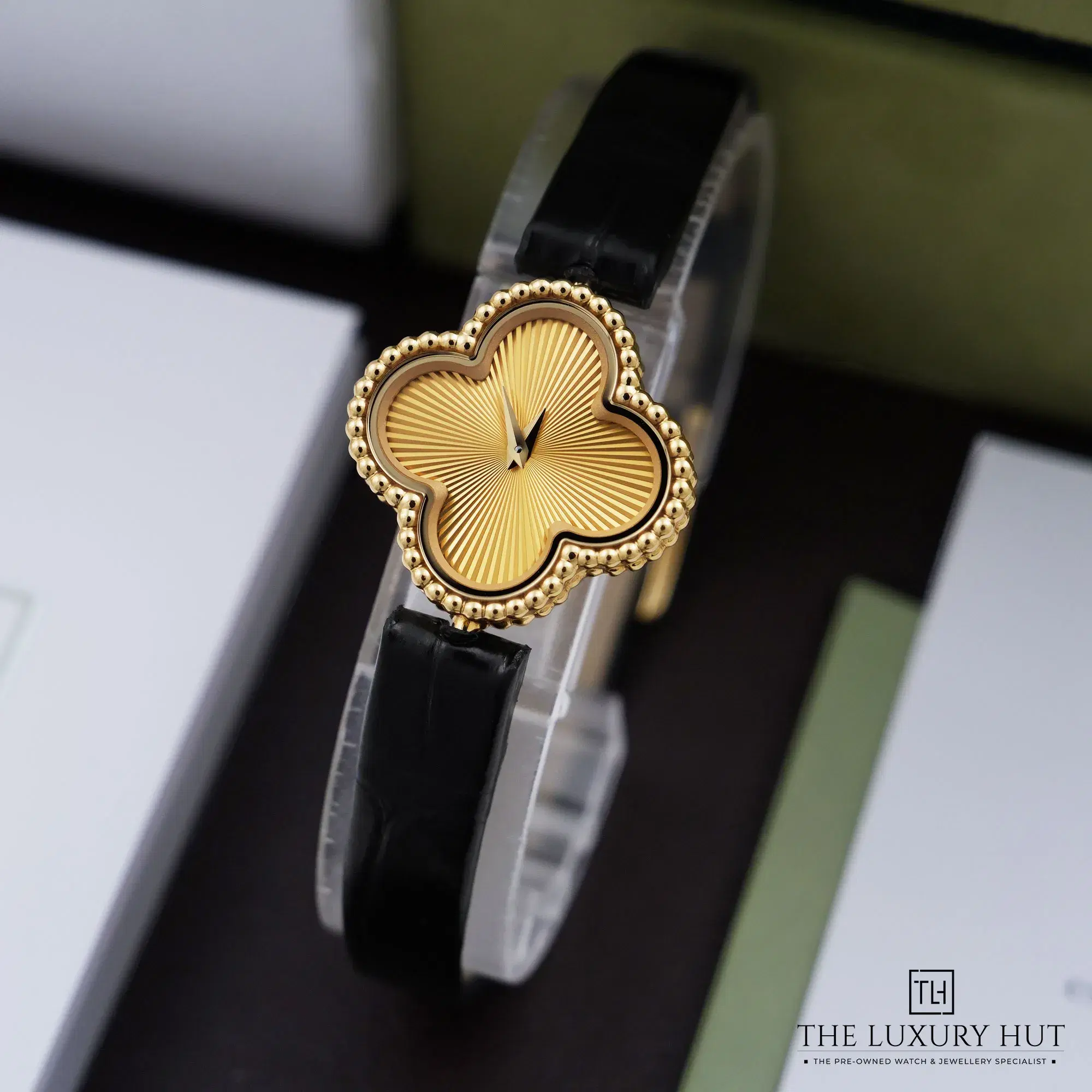 2026/10/0048b67f-1b2e-4947-8f12-eb90e71f5b55Van_Cleef_&_Arpels_Sweet_Alhambra_Gold_Guilloche_LB1070-b.jpg.webp