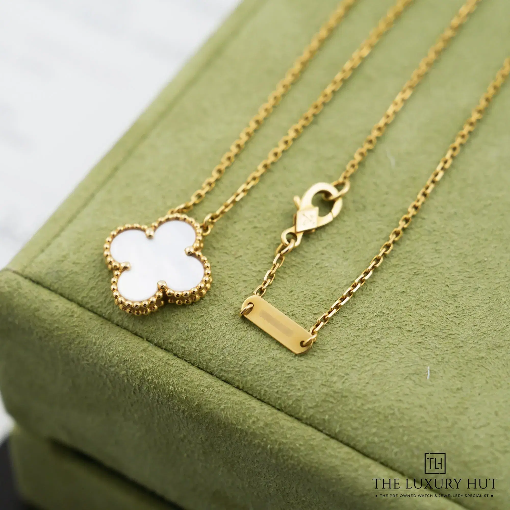 2026/10/1518222d-d570-47fc-a4ea-53ec6525183dVan_Cleef_&_Arpels_Gold_MOP_Necklace_Earrings_Set_LB1078_LB1079-c.jpg.webp