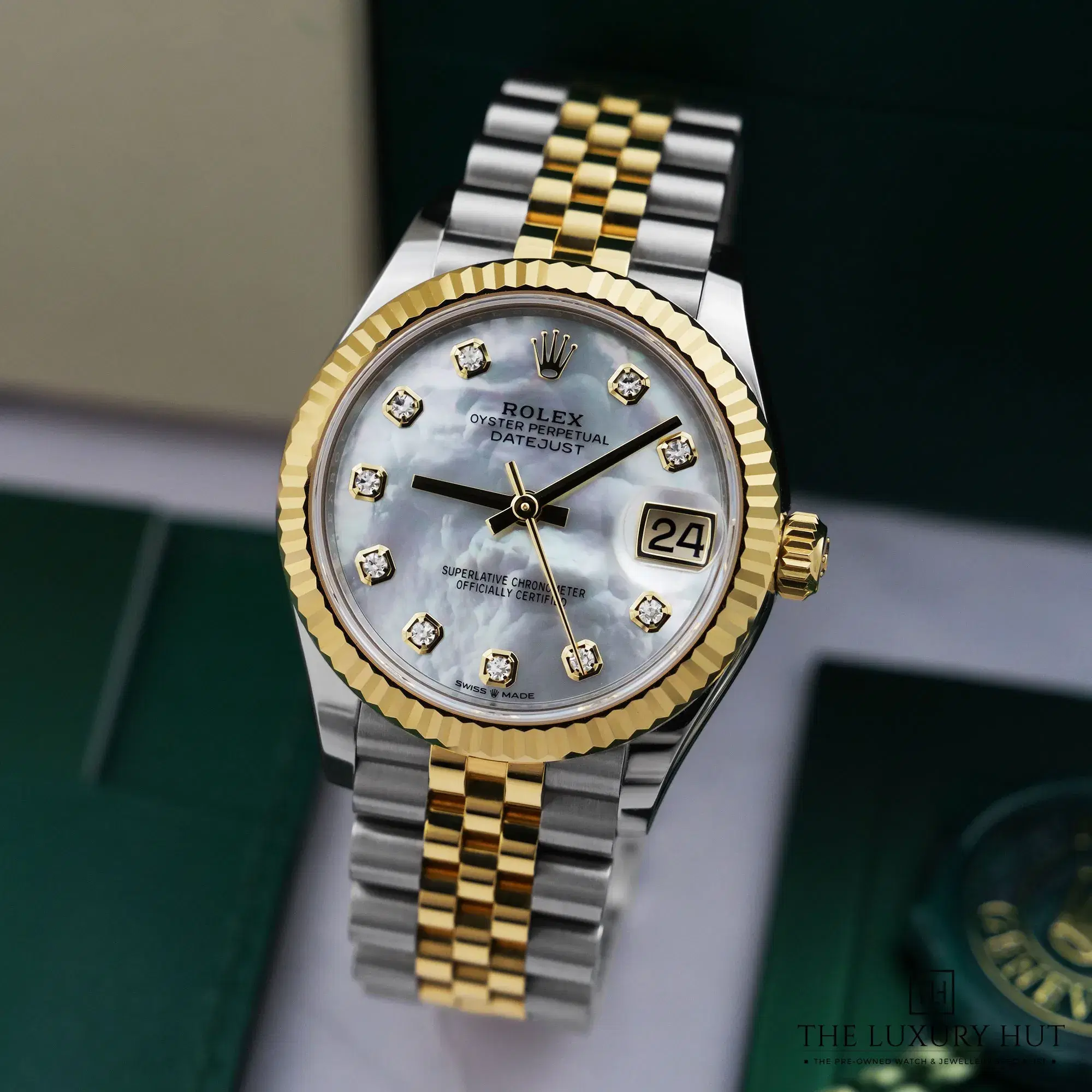 2026/10/3c72c9dd-502b-4a7b-81c7-539a38a371ecRolex_Datejust_31_Yellow_Gold_MOP_Diamond_53552-b.jpg.webp
