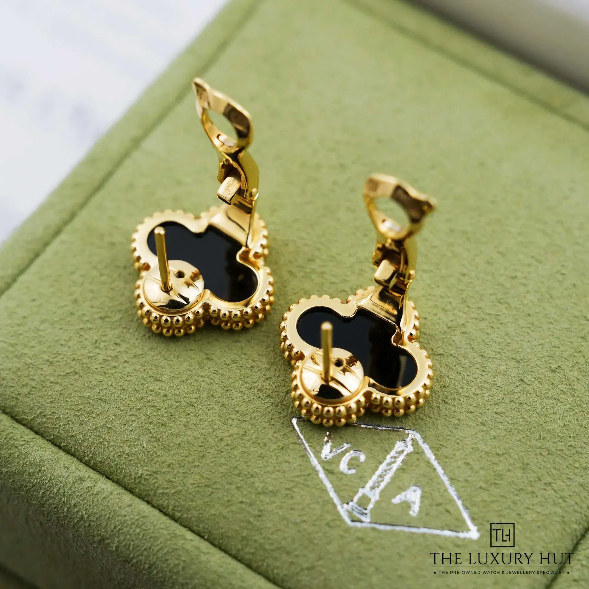 2026/10/b82d81cb-fc88-4141-878b-03dbb1693932Van_Cleef_&_Arpels_Yellow_Gold_Onyx_Earrings_53499-d.jpg.webp