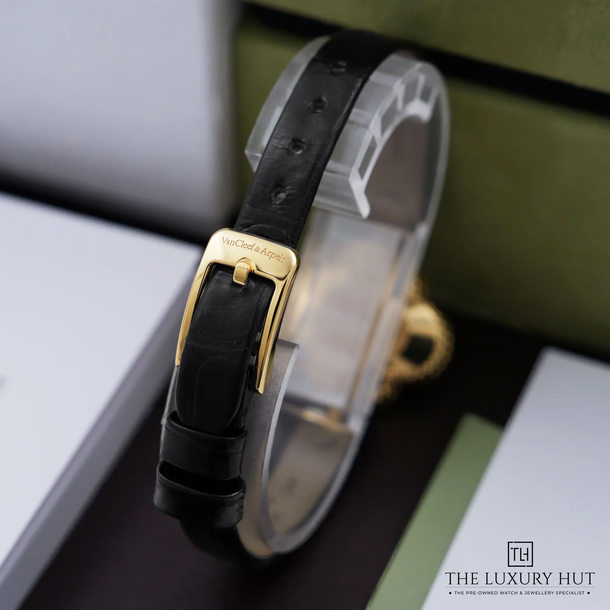 2026 10 b873eec0 3e5c 45b3 b67a d5b742f82e12Van Cleef Arpels Sweet Alhambra Gold Guilloche LB1070 e jpg webp