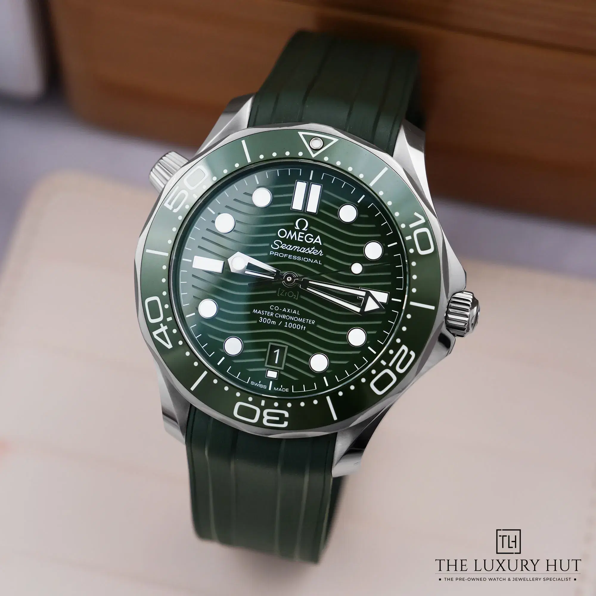 2026/10/d2f3b8cf-777e-4d35-911d-ec7fe5b7e237Omega_Seamaster_Diver_Steel_42mm_Green_LB1090-b.jpg.webp