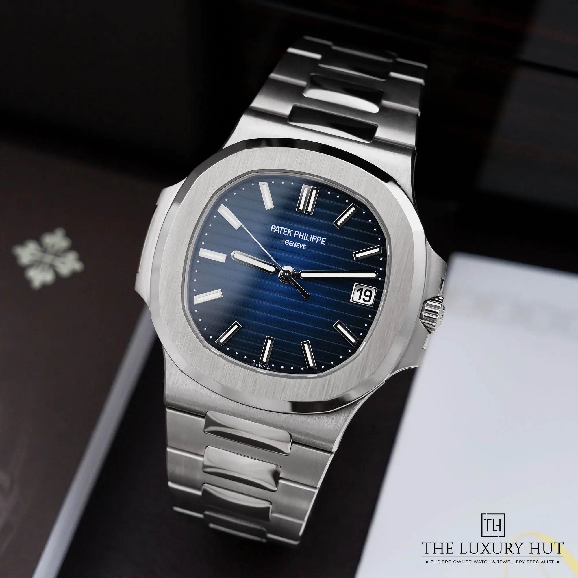 2026/10/f091b2fc-5289-4bef-af9b-343e16d68826Patek_Philippe_Nautilus_White_Gold_Blue_Dial_53514-b.jpg.webp