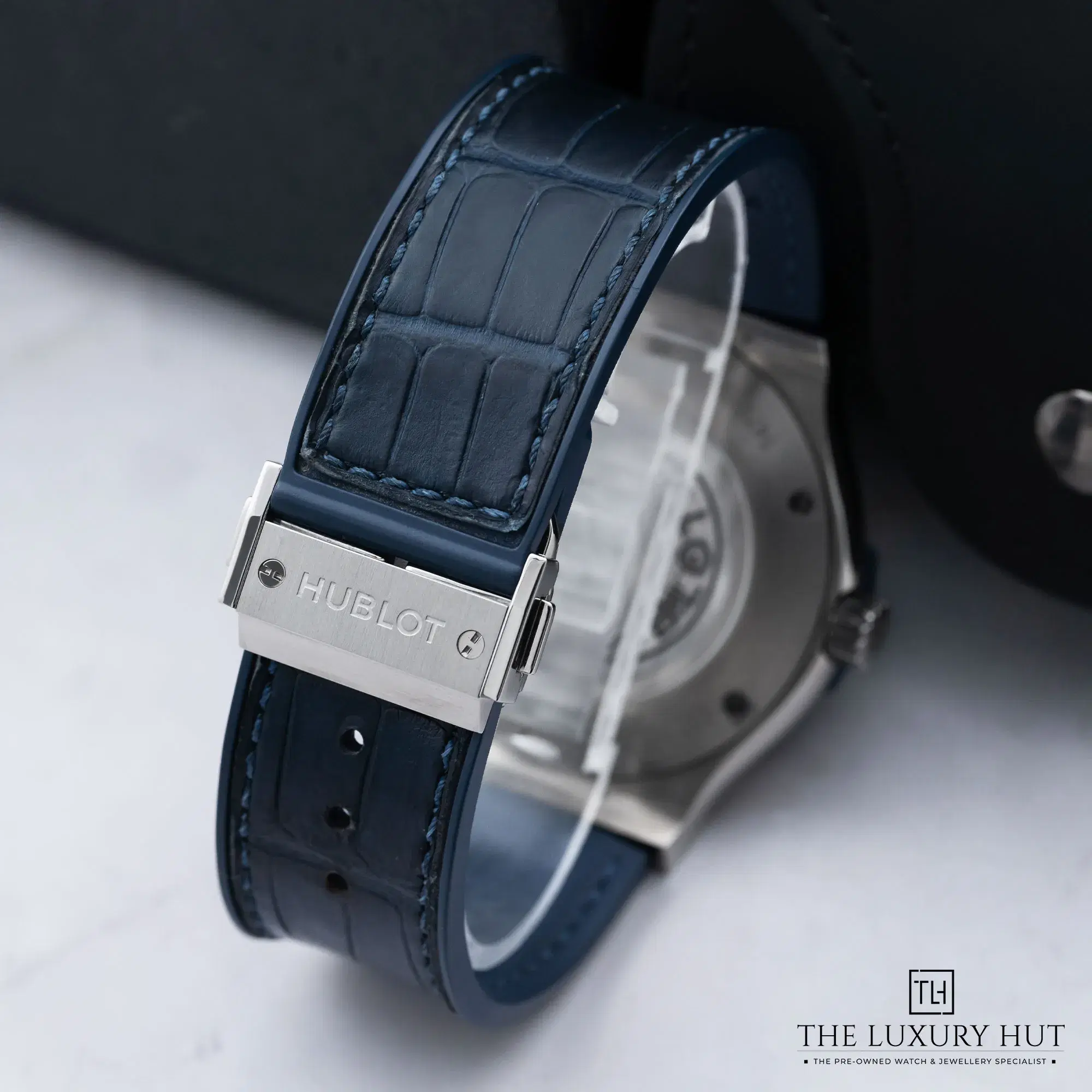 bb808b12-eedb-442f-9209-c3a3e44a93edHublot_Classic_Fusion_Titanium_45mm_Blue_Baton_52400-d.webp