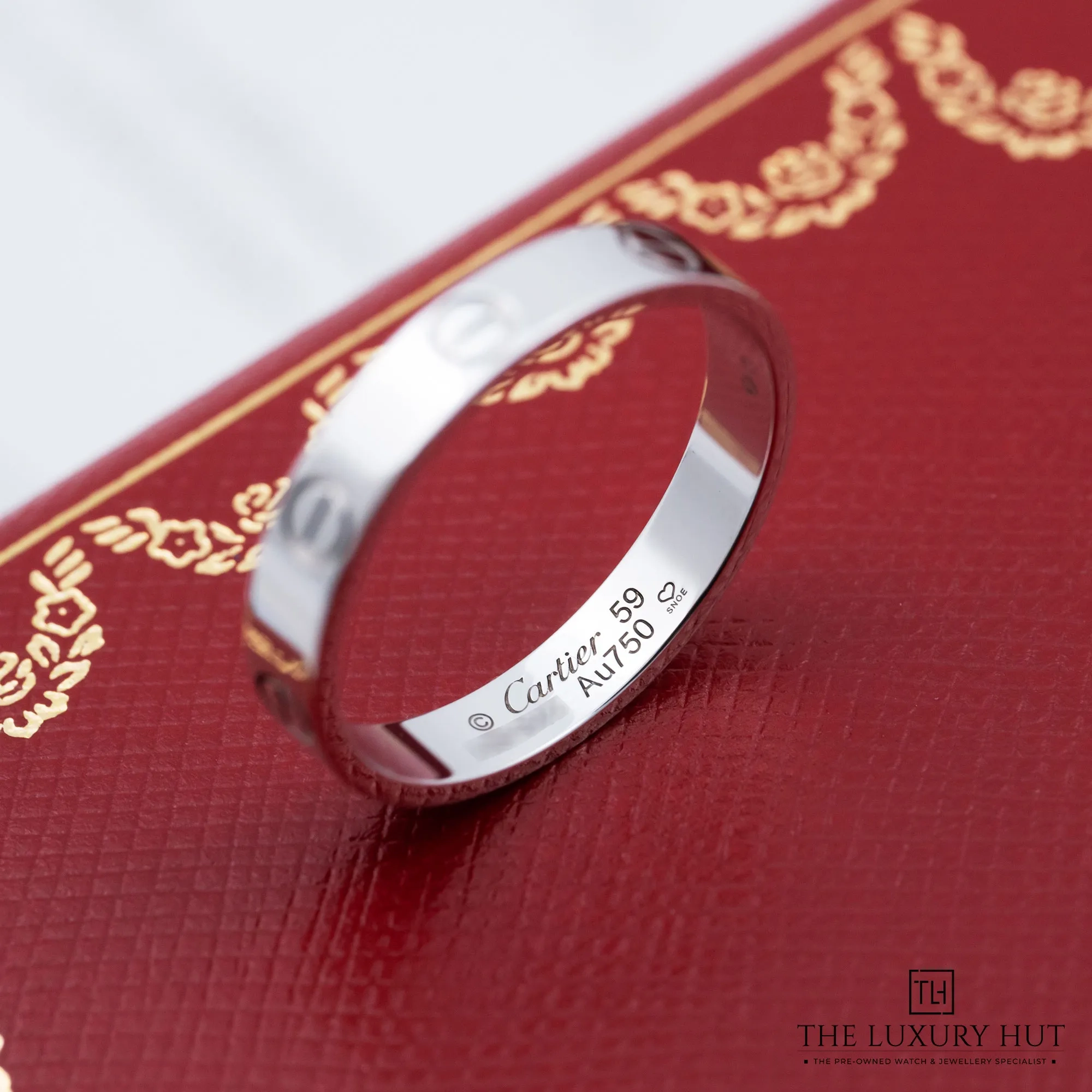 cf2b0a5f-8b85-4178-b5f9-3c3eea87d534Cartier_Love_Wedding_Band_White_Gold_52386-b.webp